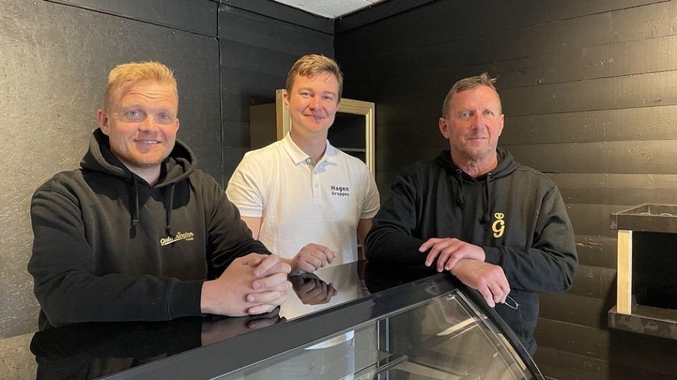 En taggad trio. På måndag öppnar Guldkringlan i Allén i Västervik. Från vänster: Joakim Hesselgård, ägare och vd, Carl Sjöberg (mitten) representerar fastighetsägaren samt Percy Hesselgård, delägare i Guldkringlan.