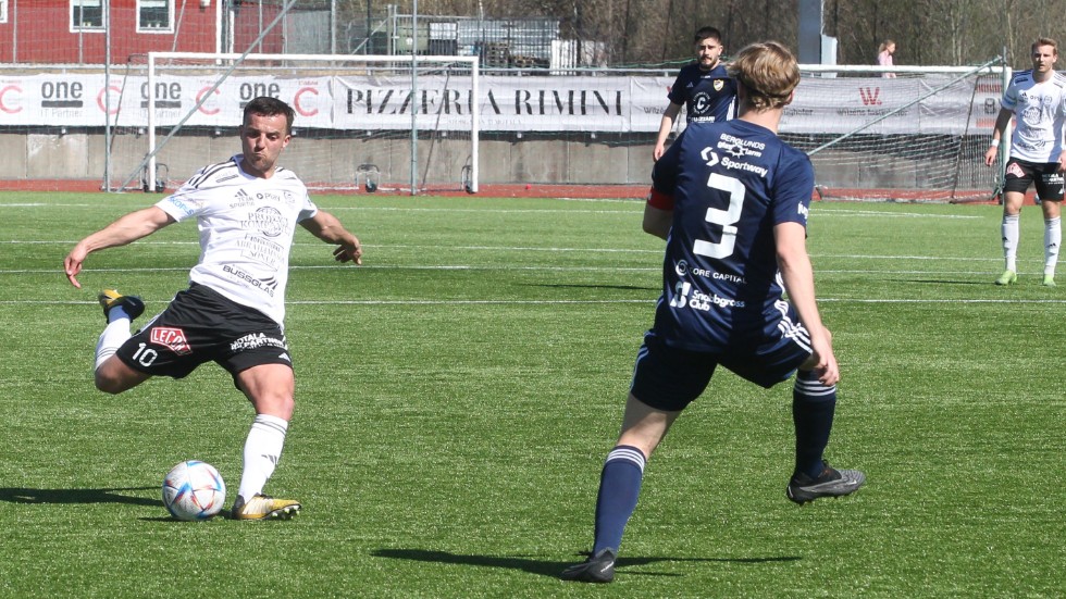 Valon Silka, här i en tidigare match, startade och sköt en farlig frispark tidigt. Bestämt spel i närkamperna smittade av sig, menar han. "Tändvätska att vara nederlagstippad", menar Jens Bollius efter segern i Täby.