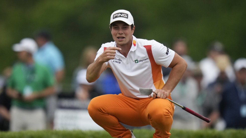 Viktor Hovland spelade i orange kläder. "Jag gillar orange, men jag tycker att det orange på sidan var lite väl. Jag skulle ha kört en helvit skjorta", säger han.