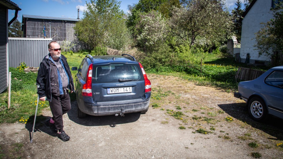 ”En bra dag kan jag ta mig till brevlådan utan att behöva använda kryckan. Men då håller jag mig hela tiden i närheten av bilarna, så att jag kan hålla i dem om det behövs”, säger Fredrik.