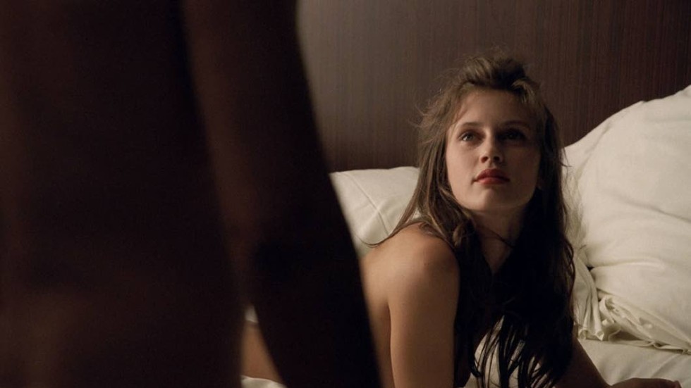 Yrkesbana. Isabelle, spelad av Marine Vacht, prostituerar sig.