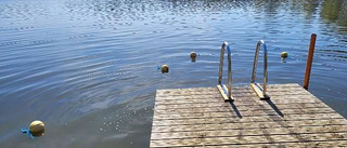 Mysteriet med nya stora stenar under ytan vid badet