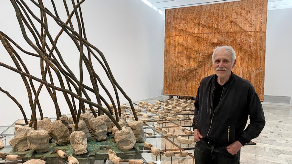 Konstnären Lars Kleen vid nya verket "Flod" och äldre verket "Vägg" i galleri 5 på Norrköpings konstmuseum. Utställningen öppnar lördagen den 27 maj.
