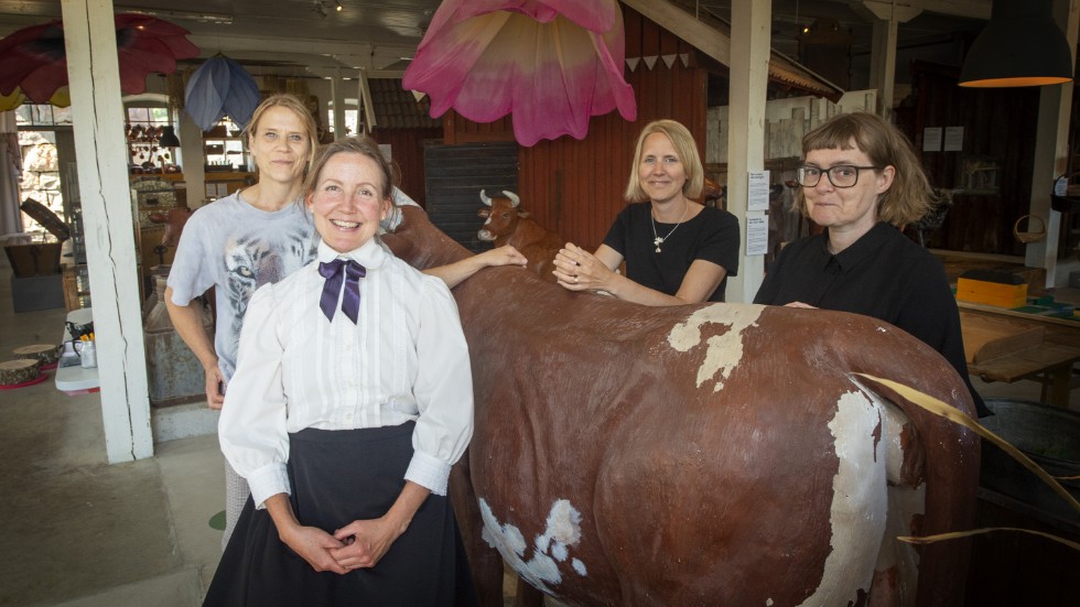 Från vänster till höger står formgivaren Åsa Andersson Broms, sakkunniga Susanna Harjula och Karolina Cederlund och producenten Amanda Creutzer.