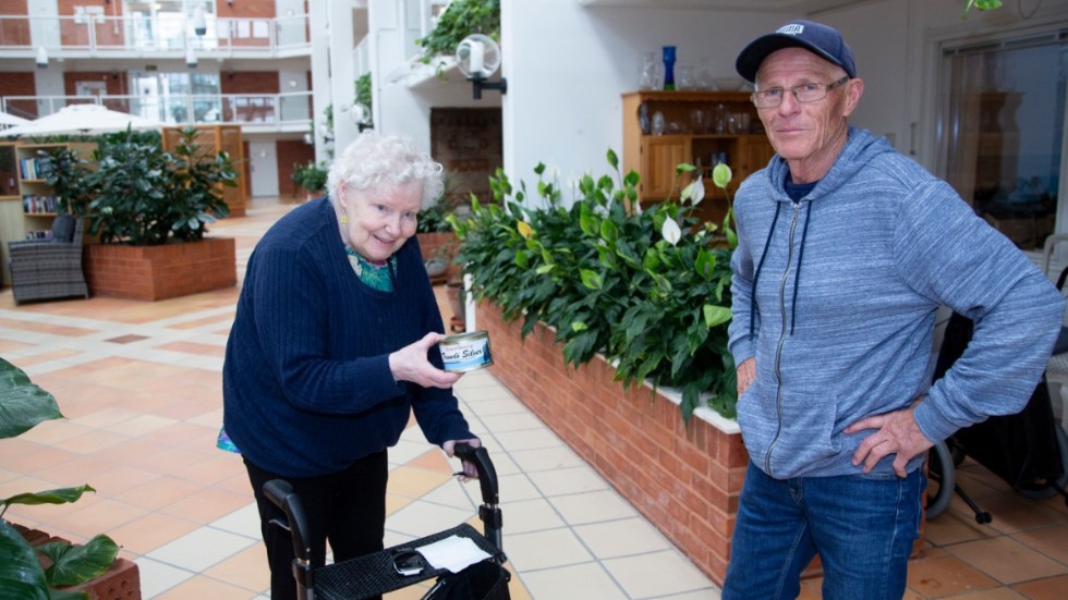 Barbro Isaksson fick en burk av Åke Öhlunds egentillverkade surströmming. "Nu kan jag ha fest med mina vänner", säger hon.