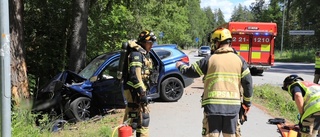 Körde in i träd – förare fick klippas loss