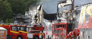 Kraftig brand på Erikslund i Västerås – Willys och Jula har brunnit ner