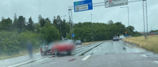 Bil körde in i stolpe på Haningeleden