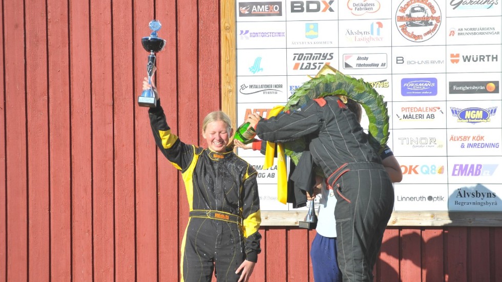Jennika Jennerfors bjöd Ellen Hjertberg på champange efter segern.