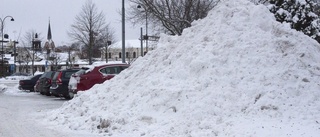 Kommunen kör undan snöhögarna - en del får våren ta hand om