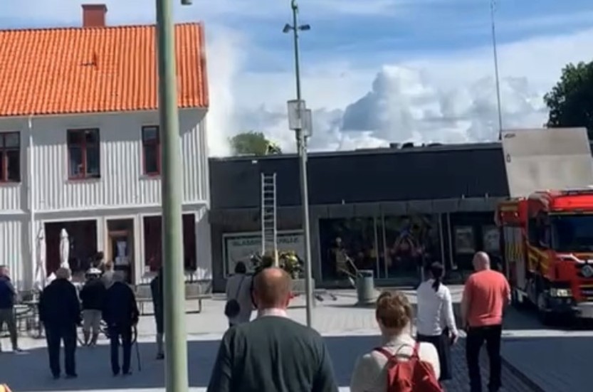 Brand har brutit ut, troligen i en fläktmotor på taket till Coop i Vadstena. 