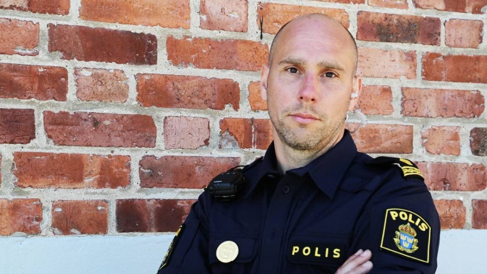 Christian Molin är förundersökningsledare för insatsen i Klintehamn, där en person misstänks för brott. Insatsen var en del av en nationell insats mot införsel av illegala start- och tårgasvapen till Sverige.