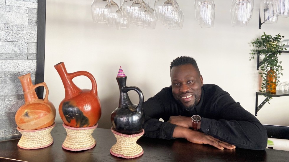 Dennis Kilama Odur öppnade Be my guest i maj förra året. "Det känns verkligen jättesorgligt" säger han om att nu behöva sälja restaurangen.
