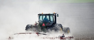 Traktor började brinna mitt på åkern