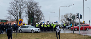 Motdemonstranterna jublade när polisen lämnade