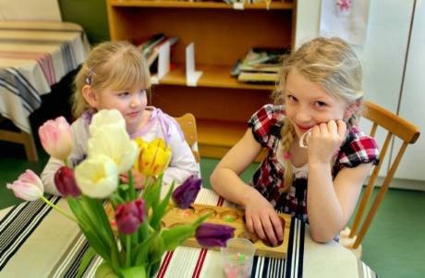 TÄVLANDE. Pernilla Johansson och Line Blochmann är några av fritidsbarnen på Fårö förskola som tillsammans med övriga barn och ungdomar inom Fårösunds rektorsområde lämnat in 198 teckningar till tävlingen för att skapa en logotype till Stiftelsen Bergmangårdarna på Fårö.foto: gt arkiv/tommy söderlund