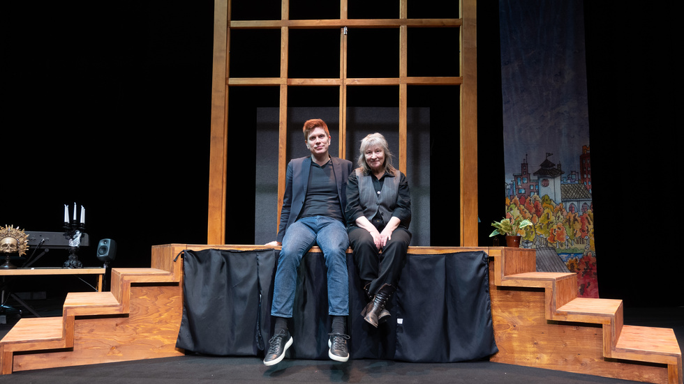 Rasmus Lindberg, regissör, och Gunilla Röör, teaterchef på Norrbottensteatern, berättar om teaterns uppsättning "Stulna juveler".