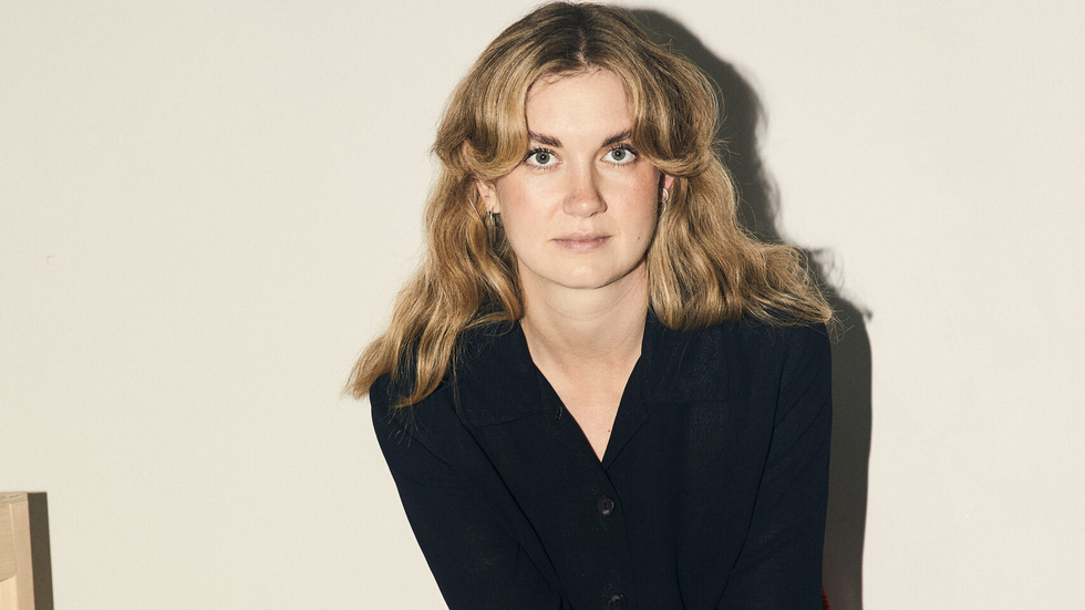 Elin Michaelsdotter (född 1992) kommer från Uppsala men bor nu i Stockholm. "Blommorna" är hennes första bok.