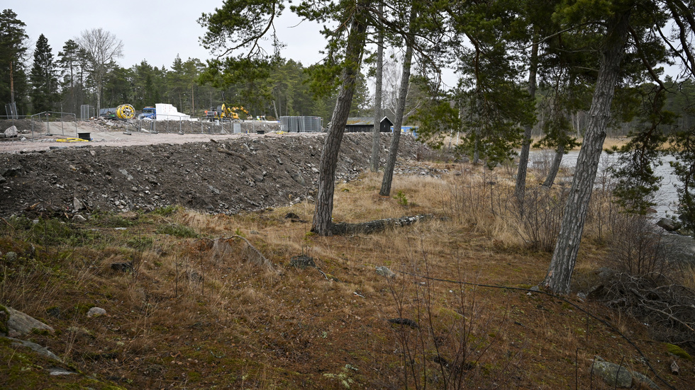 I Svärdsklova är många kritiska mot kommunen: Det duger inte att göra tillsyn när människor väl har börjat använda sina nya hus. Gör något nu, så att de inte hamnar i kläm.