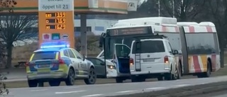 Polispatruller stoppade buss – avlägsnade flera personer