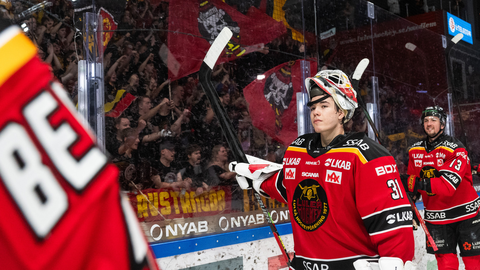 Matteus Ward tackar hemmapubliken efter att Luleå vänt underläge till seger i den tredje perioden mot Malmö.