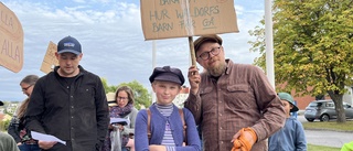 Demonstration för barnens skolskjuts : "Jag förstår inte logiken"