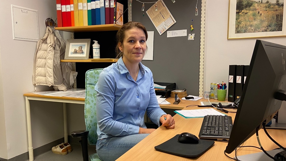 Mirja K Waldenström är verksamhetschef på Strängnäs vårdcentral och fullt medveten om att Strängnäsbor blivit uppringda av falsk sjukvårdspersonal. "Lägg på luren och polisanmäl", uppmanar hon.