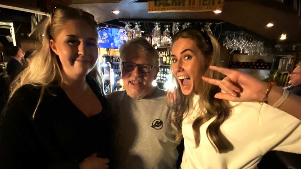 "Jag älskar Mello men även att vara ute. Jag tänker se reprisen imorgon", säger Lisa som är på Palermo tillsammans med Malin och dessutom verkar ha fått nya vänner i form av F1 Powerboat-världsmästaren Thomas Eriksson.