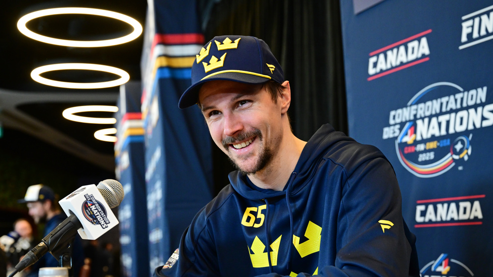Sveriges Erik Karlsson under pressträff efter Tre kronors träning i Bell Center i Montreal tidigare i veckan.