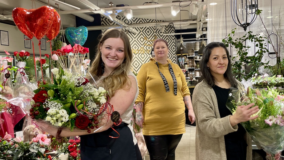Nathalie Viander i mitten: "Vi planerade buketterna redan för veckor sedan, annars skulle det bli kaos." Hon är flankerad av Lisa Ingelbratt och Josune Arizti. 