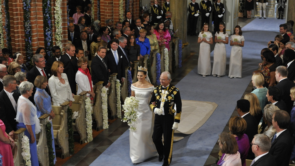 Kronprinsessan Victoria leds fram i Storkyrkan av sin far kung Carl Gustaf under bröllopet med prins Daniel 2010. Arkivbild.