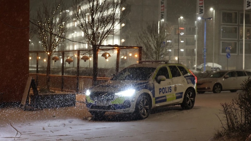 Polisen genomförde en större insats i Knivsta vid 19.30 under onsdagskvällen. Personer såg ett tiotal civilklädda poliser i viadukten vid tågstationen samt en polisbuss vid kiosken Direkten.