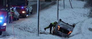 Bil voltade på väg 255 – två barn och en vuxen i bilen