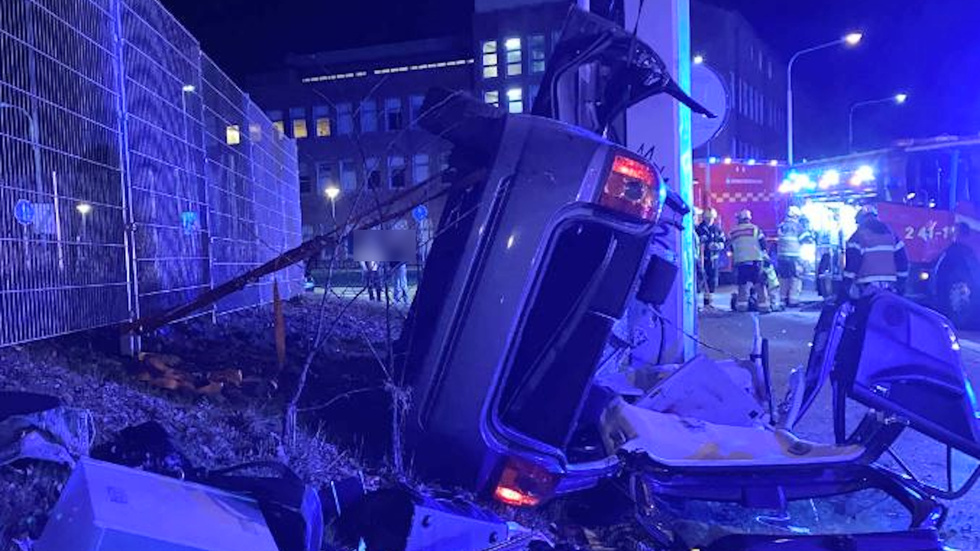 Kvinnan och mannen blev hängande i bilen och fick klippas loss.
