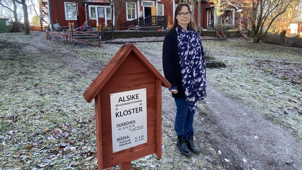 Nina Söderholm hamnade i kläm mellan sin arbetsgivare Östhammars kommun och banken och fick ingen jullön. Efter ett par månaders kämpande har hon nu fått lönen.
