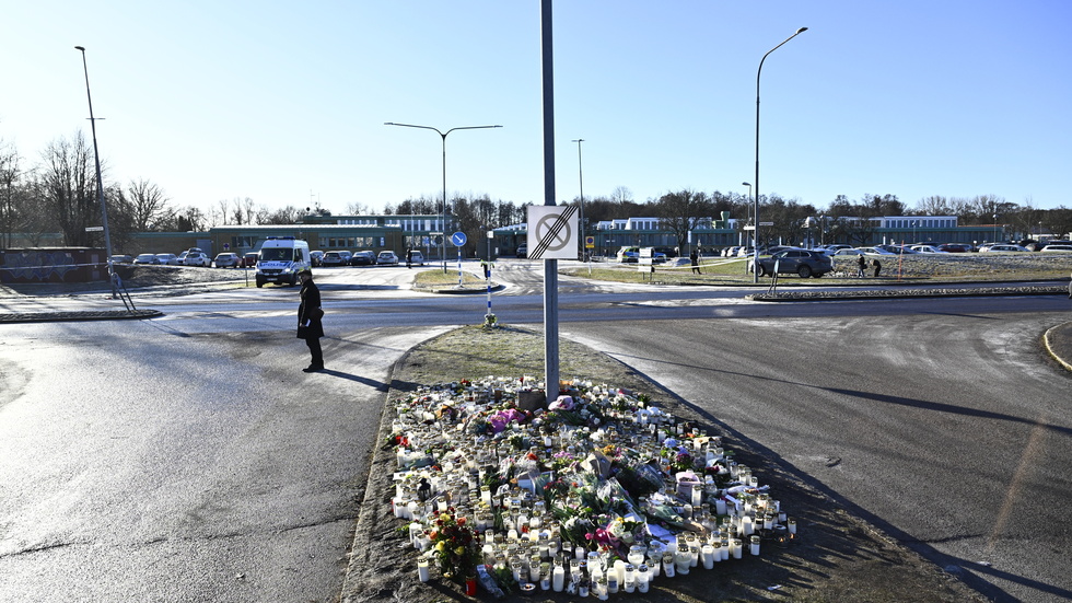 Minnesplatsen växer efter skolskjutningen i Risbergska skolan där elva personer miste sina liv.