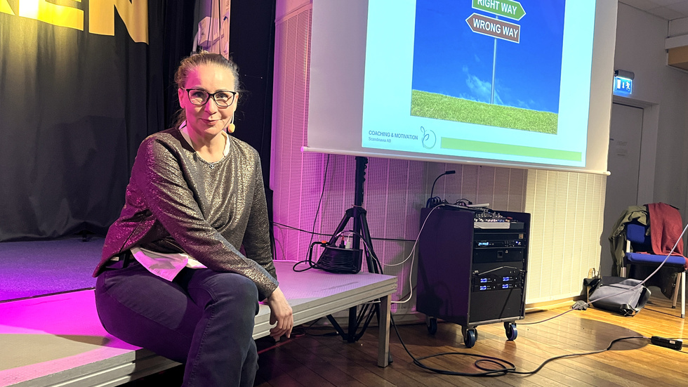 Carina Bång höll föreläsning om att vara anhörig till personer med beroendesjukdom. Hon berättade att ett stort antal svenskar lever i en sådan verklighet.