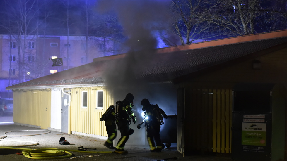 Ett soprum i Nyköping stod i lågor under natten.