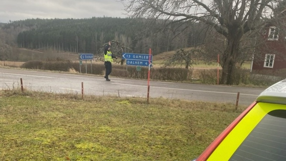 Trots flera kontroller togs bara 3 personer fast under LPO Västerviks trafikvecka. Här står de i en korsning mellan Överum och Dalhem. 
