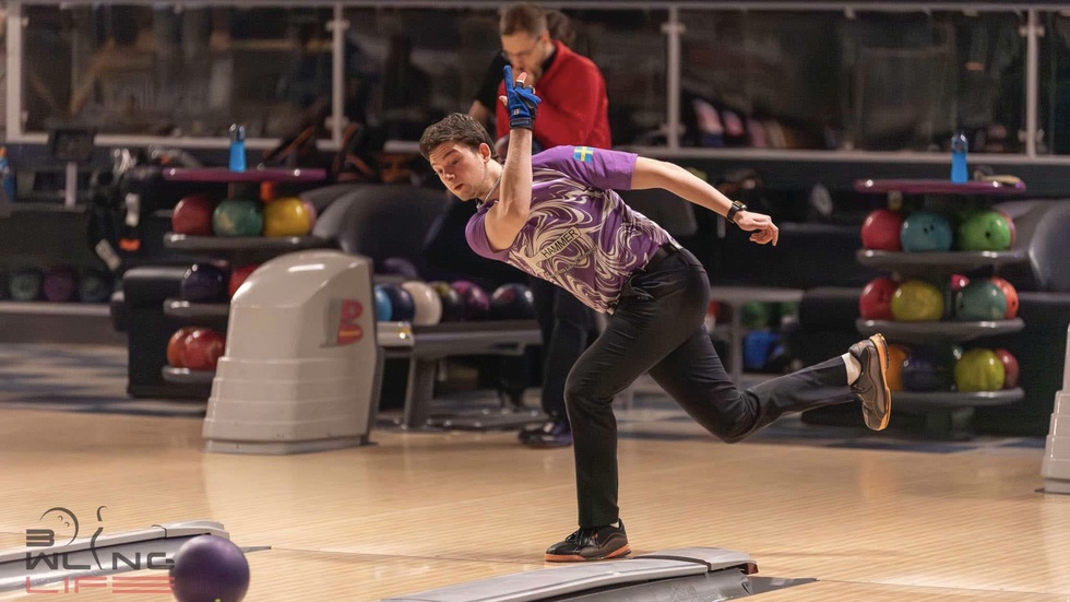 Elliot Moulin, 20 år, satsar på bowling i Motala. Med världselit som konkurrens kom han på 14:e plats i Ballmaster open i Helsingfors. 33 serier slogs på en långhelg. 