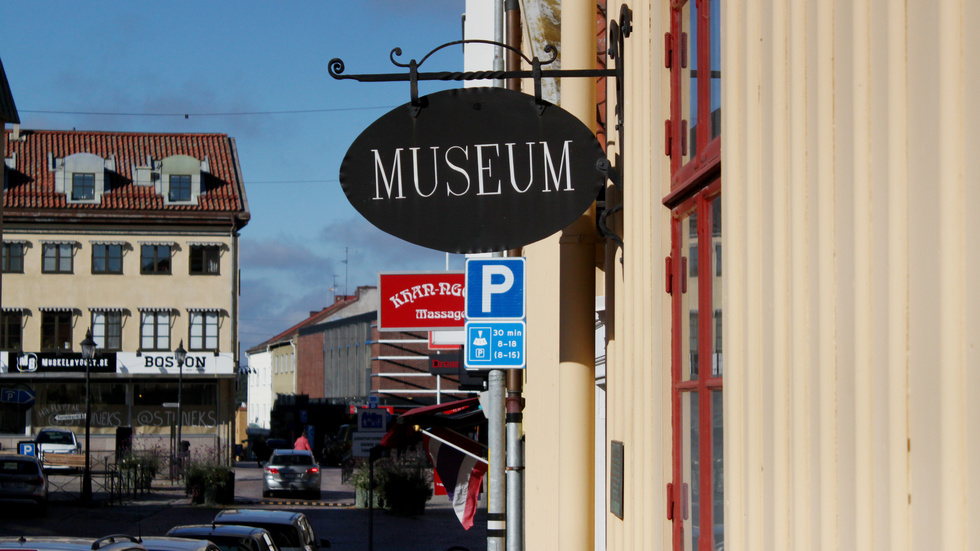 "Flera museer såsom exempelvis Stadsmuseet Näktergalen, Virserums möbelindustrimuseum och till och med stora Västerviks museum har uttryckt förvåning och viss besvikelse över att inte få fler besök av skolelever", skriver Carl Dahlin (M), regionråd och Daniel Lindvall (M), styrelseledamot Länsmuseet. 
