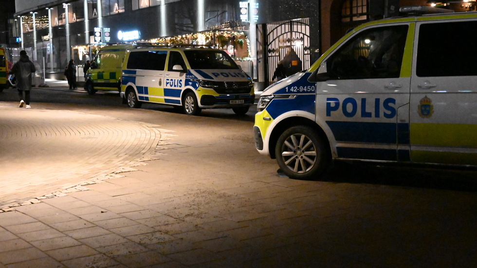 Strax efter klockan 20 på torsdagskvällen larmades polisen till parkeringshuset Spiran. Där påträffades en skottskadad man. Han avled senare av sina skador. 