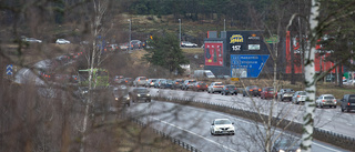 JUST NU: "Folk försöker tränga sig in i kön"