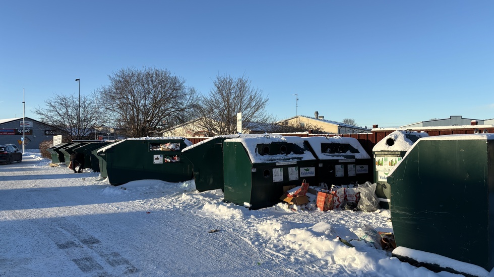 Återvinningsstation utanför Ica Maxi Enköping.