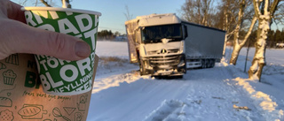 Chaufför fast i snön hela natten – bjöds på frukost