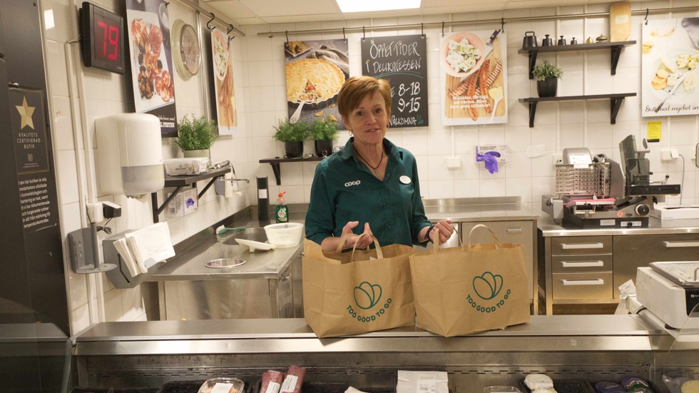 Barbro Nilsson, butikschef på Coop i Älvsbyn, plockar ihop fyra överraskningskassar per dag. Det är blandat innehåll, exempelvis varor med kort datum eller varor med skadade förpackningar. "Det är hemskt att behöva kasta en makaronkartong bara för att den är knövlig, det är ju inte fel på innehållet", säger hon.