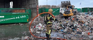 "Tjock, svart rök" från sopbrand på avfallsanläggning