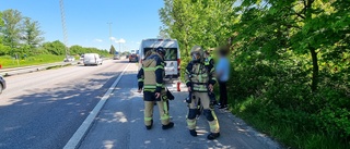 Minibuss fattade eld på vägen   