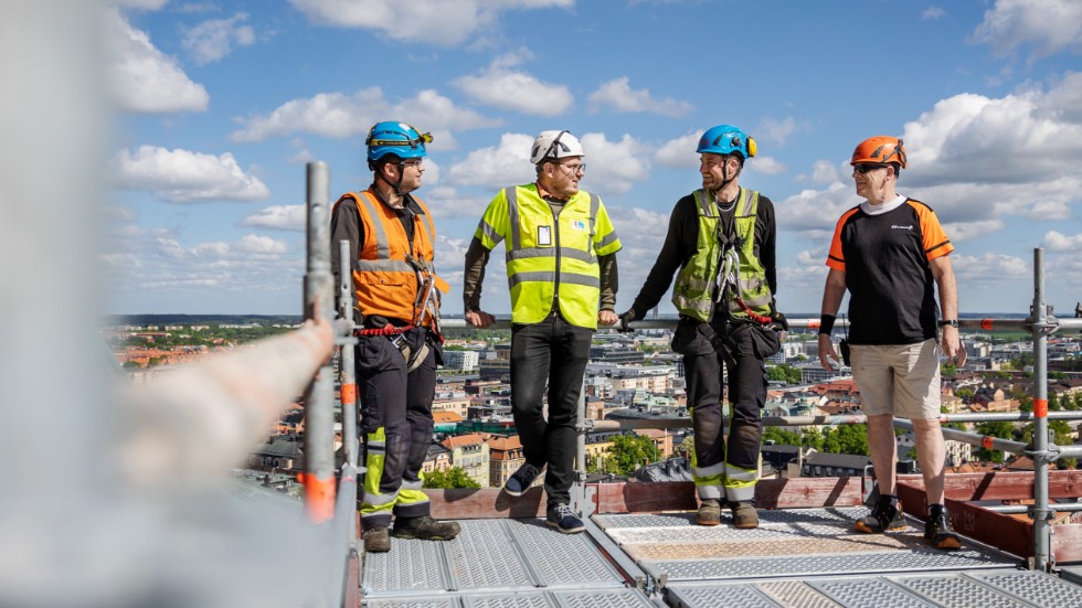 Fr.v.: Alexander Sjöberg, smed, Viktor Wadelius, byggledare, Håkan Rotter, smed och Geir Stenseth, kranförare. Alla handplockade för projektet.