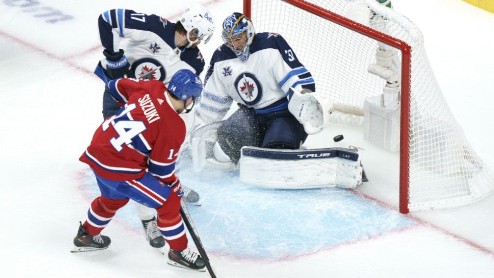 Montreals Nick Suzuki gör lagets fjärde av matchens totalt fem mål mot Winnipeg.